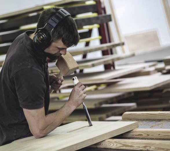 Schreiner schreinert Küchenmöbel von Wagner & Schönherr