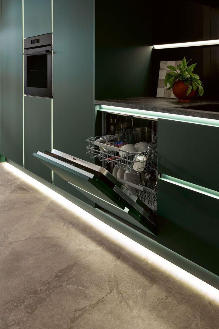 Offener Geschirrspüler in einer modernen Schüller Küche mit LumiQ Lichtsystem integrierter LED-Beleuchtung unter der Arbeitsplatte und am Sockel, dunkle Fronten und eingebauter Backofen in der Küchenzeile.